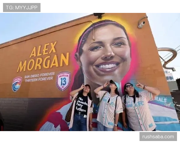 亚历克斯·摩根随手一晒，泳池、名牌包和抱娃的姿势，把我普通人的周末羡慕到沉默