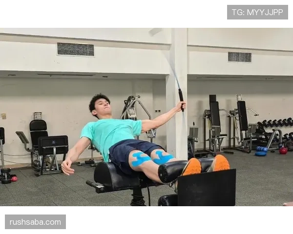 孙杨家的冰箱里塞满蛋白粉，邻居说他半夜还在泳池扑腾