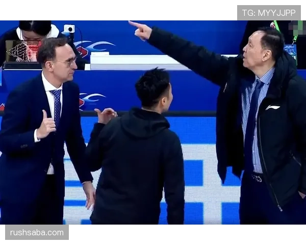篮球比赛中双方球员同时出界究竟该如何判定归属？